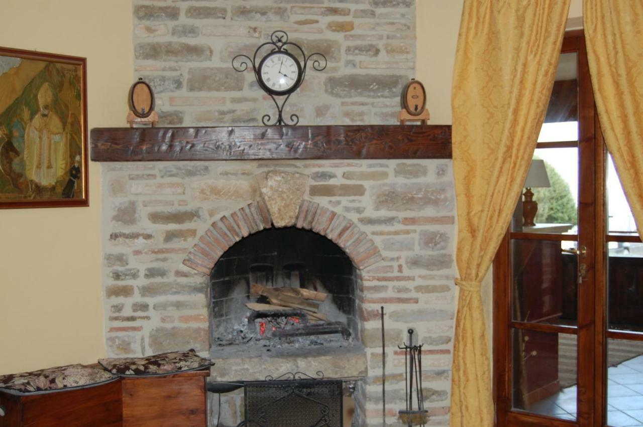Agriturismo Countryhouse Le Giare Γκούμπιο Εξωτερικό φωτογραφία